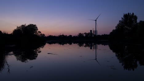 Reflexion-Einer-Windmühle-Auf-Einem-Teich-Im-Zeitraffer-Vor-Der-Morgendämmerung