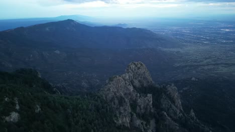 Panoramablick-Auf-Den-Felsigen-Gipfel-Und-Die-Klippen-Des-Berges-Mit-Wald-In-Denver,-Colorado,-USA