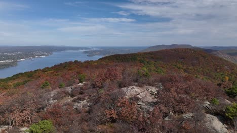 Eine-Luftaufnahme-Hoch-über-Den-Bergen-Im-Bundesstaat-New-York-Während-Des-Herbstlaubs-ändert-Sich-An-Einem-Schönen-Tag-Mit-Weißen-Wolken