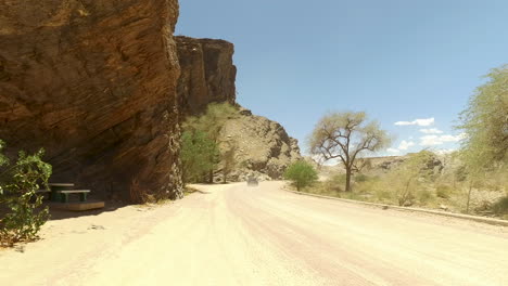 Vorbeifahrendes-Auto-In-Der-Wüste-Namibias