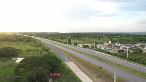 Vista-Desde-El-Campo-Hasta-La-Carretera,-También-Hay-Un-Camino