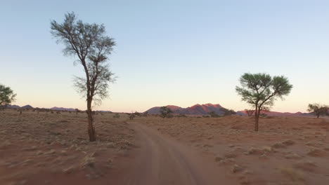 Fahren-In-Der-Wüste-Von-Namibia-Während-Des-Sonnenuntergangs