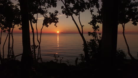 Sonnenuntergang-Auf-Der-Tropischen-Insel-Indonesien