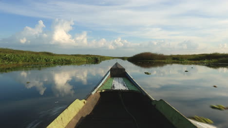 Bootsfahrt-Auf-Dem-Sumpf-In-Kalimantan
