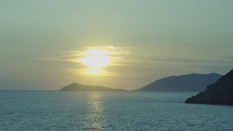 Schöner-Sonnenaufgang-über-Dem-Meer-Mit-Schiff-Im-Hintergrund