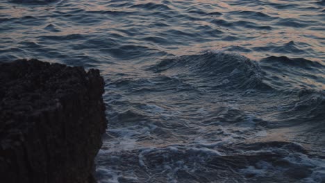 Wellen,-Die-Einen-Felsen-Abbrechen,-Zeitlupe