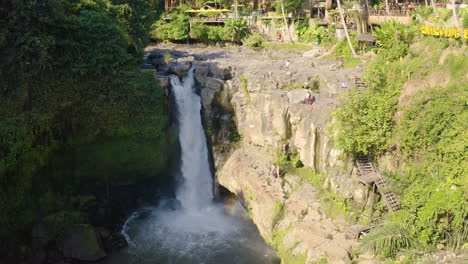 Sobrevuelo-De-La-Cascada-De-Tegenungan-Bali,-Indonesia