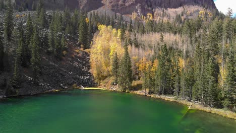 Drone-shot-rising-above-a-gorgeous-lake-from-Boulder-Mountain-Utah