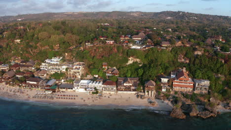 Drone-Cinemático-Volar-Filmando-Bingin-Beach-Resort-Hill-Para-Surfers-Aventura