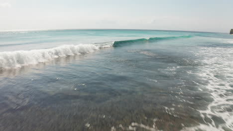 Niedrige-überführung-Große-Wellen-Im-Indischen-Ozean-Bali-Indonesien-Strand
