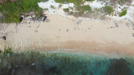 Tropische-Strandluftaufnahme,-Draufsicht-Der-Wellen-Brechen-Am-Tropischen-Weißen-Sandstrand