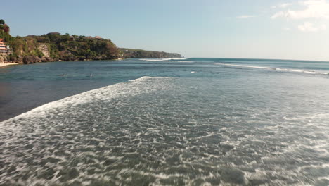 Bali-Dreamland-Beach-Drone-Flyover-Erstaunliche-Große-Wellen-Für-Surfer