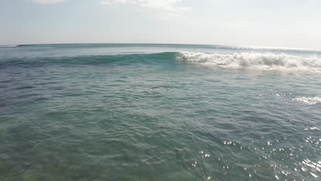 Niedrige-überführung-Große-Wellen-In-Bali-Indonesien-Indischer-Ozean