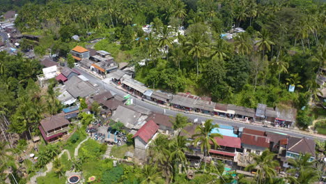 Speditionsdrohne-Zur-Aufnahme-Der-Hauptstraße-In-Ubud-Neben-Der-Tegalalang-Reisterrasse-Auf-Bali,-Indonesien