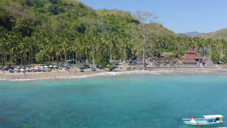 Sobrevuelo-De-Crystal-Bay-Beach,-Bali,-Indonesia,-Nusa-Penid,-Drone,-Captura-Cinematográfica,-Destino-Tropical-En-El-Océano-Índico.