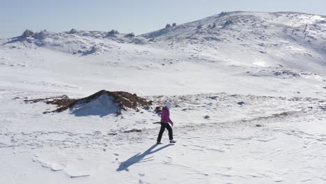 Mujer-Caminando-Sola-En-Montañas-Cubiertas-De-Nieve