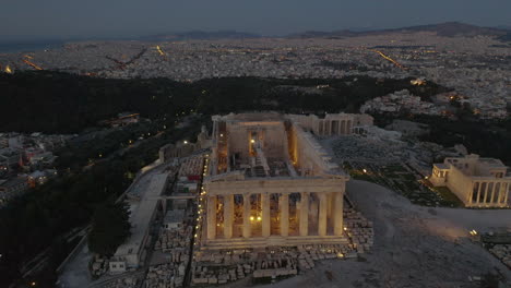 Toma-Aérea-Inclinada-Hacia-Abajo-Sobre-El-Partenón-En-Atenas-Durante-El-Amanecer