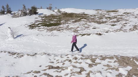 Mujer-Camina-En-Invierno-Fuertemente-Vestida-En-Montañas-Cubiertas-De-Nieve