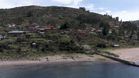 Luftdrohnenaufnahme-Des-Wunderschönen-Strandes-Am-Titicaca-See-In-Peru