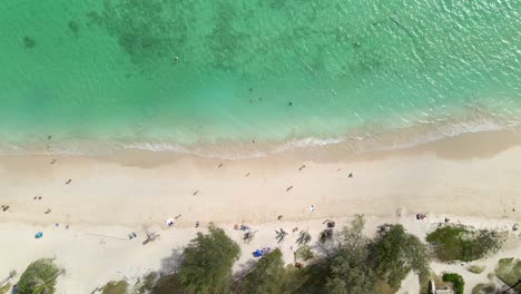Top-down-drone-shot-of-the-coastline-of-Lanikai-Beach-on-Oahu,-Hawaii