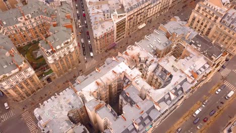Fliegen-über-Pariser-Gebäuden-Und-Straßen-Aus-Der-Vogelperspektive