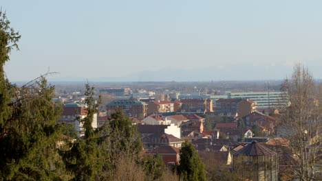 Panorama-En-El-Norte-De-Italia-Con-Montañas-En-El-Fondo-Durante-La-Puesta-De-Sol