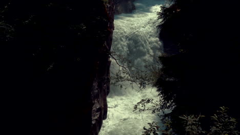 Wasserfall-Fluss-Textur-Spritzt-Und-Macht-Weißen-Schaum