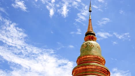 Lapso-De-Tiempo-Del-Cielo-Azul-Con-Nubes-Blancas-Sobre-La-Hermosa-Pagoda-Phrabarommatat-Hariphunchai-En-Wat-Phra-That-Hariphunchai-En-La-Provincia-De-Lammphun-De-Tailandia