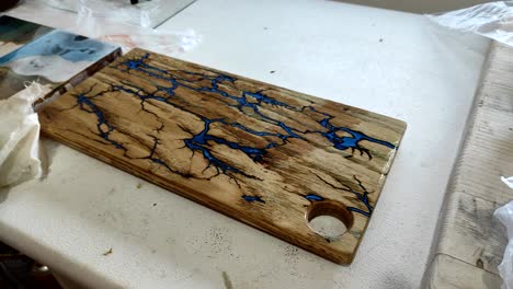 Poring-Food-contact-wood-oil-on-cutting-board