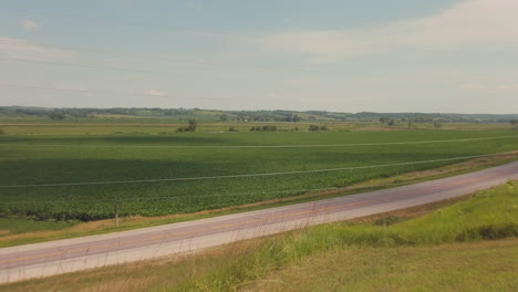 Eine-Horizontale-Kamerafahrt-über-Die-Ländlichen-Ebenen-Im-Mittleren-Westen-Der-Usa-Entlang-Des-Lincoln-highway