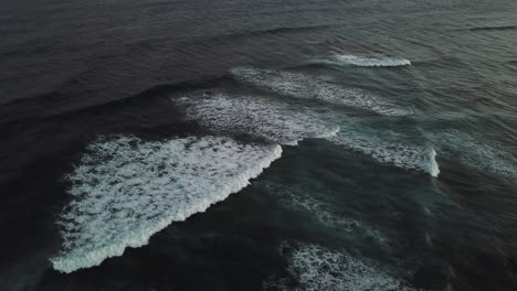 Sunset-Waves-Auf-Oahu,-Hawaii-Vor-Diamond-Head