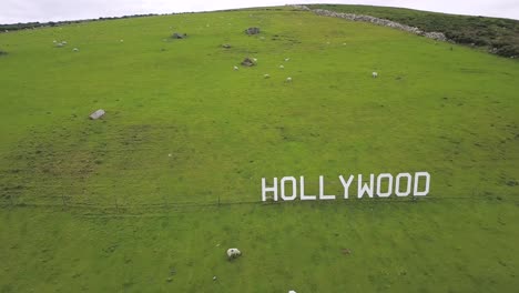 Irisches-Dorf-Hollywood-Zeichen-Enthüllen-Luftaufnahme