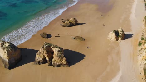 Strand-An-Einem-Sonnigen-Wintertag-In-Der-Algarve