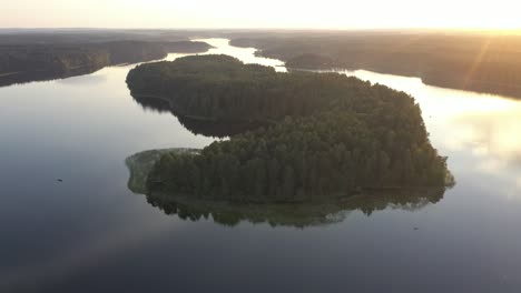 Enorme-Lago-En-El-Condado-De-Moletai,-Lituania