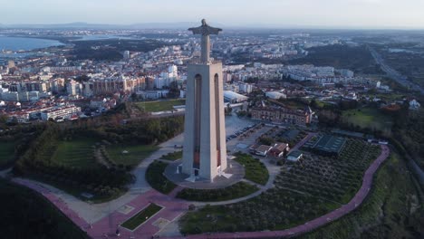 Vuelo-De-Drones-A-Gran-Altura-Sobre-Cristo-Rei-En-Lisboa-Portugal-Un-Monumento-Religioso