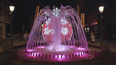 Wasserbrunnen-Mit-Glitzernden-Lichtern