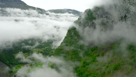 Vuelo-épico-En-El-Fiordo-De-Noruega-Cuando-Está-Lleno-De-Nubes