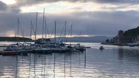 Ein-Millionär,-Der-Bei-Sonnenuntergang-In-Einem-Luxuriösen-Und-Exklusiven-Jachthafen-Ankommt-|-Oban,-Schottland-|-Hd,-24-Fps