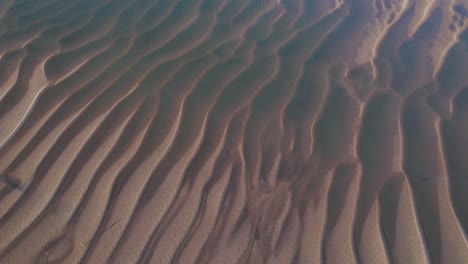 Dünen-Und-Wüste-Mit-Ruhiger-Meereslandschaft-Im-Sommer