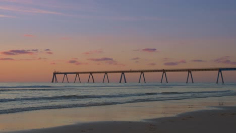 La-Saile-Beach-Dock-Während-Eines-Romantischen-Sonnenuntergangs-Mit-Pastellfarben-In-Frankreich
