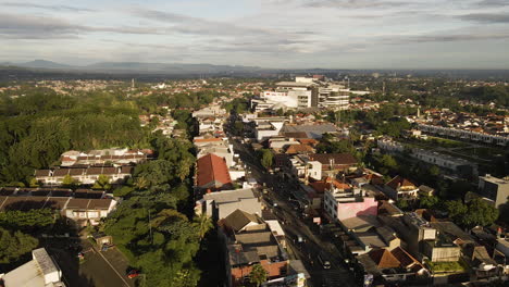 Vista-Aérea-De-La-Calle-Con-Vehículos-Que-Pasan-En-Yakarta,-Indonesia---Disparo-De-Drones