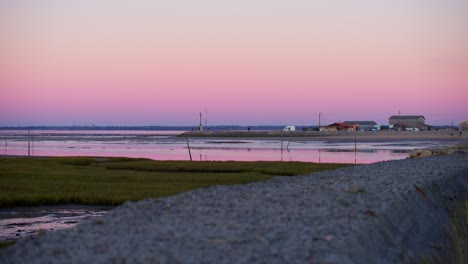 Schöner-Lila-Sonnenunterganghimmel-über-Kleinen-Austernfischerhafenstadt-Frankreich-Am-Wasser