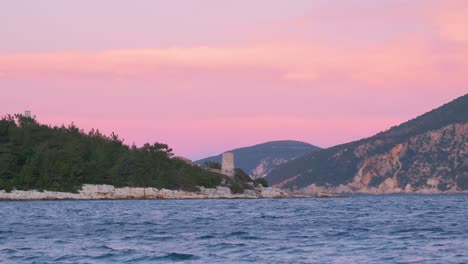 Schöner-Rosa-oranger-Sonnenuntergang-Mit-Einem-Alten-Leuchtturm-Im-Vordergrund