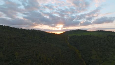 Schöner-Sonnenuntergang-An-Einem-Teilweise-Bewölkten-Tag-über-Den-Grünen-Hügeln-Der-Extremadura,-Die-In-Der-Nähe-Von-Alconchel-Von-Bäumen-Bedeckt-Sind