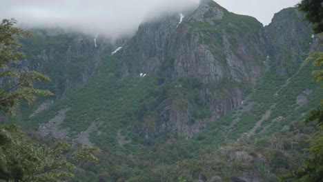 Enorme-Montaña-De-Granito-Al-Otro-Lado-Del-Lago-En-Un-Día-Nublado
