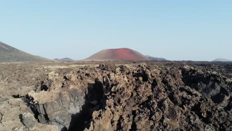 Paisaje-Volcánico-áspero-De-La-Isla-De-Lanzarote,-Vista-Aérea-Vuela-Muy-Cerca-De-Las-Rocas