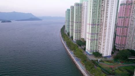Hohe-Wohnhäuser-Mit-Weitem-Blick-Auf-Sha-Tin-Hoi-Und-Die-Hohen-Berge-Im-Hintergrund-Und-Künstliche-Gärten-In-Hongkongs-Hochmodernem-Ma-On-Shan