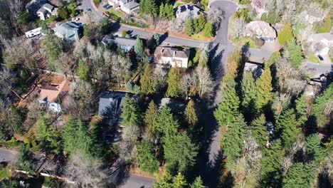 Toma-Aérea-De-Drones-De-4k-Con-Vista-A-Las-Casas-De-Los-Vecindarios-Suburbanos-En-Portland,-Oregon