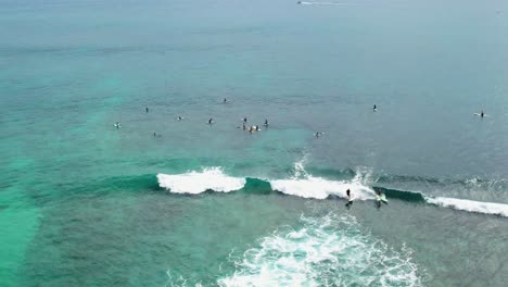 Los-Surfistas-Atrapan-Olas-En-Una-Fila-Abarrotada--Surfeando-En-Waikiki-Hawaii