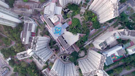 Cinco-Edificios-De-Apartamentos-De-Gran-Altura-Idénticos-Con-Jardines-Artificiales-En-Medio-De-La-Zona-Densamente-Poblada-De-Ma-On-Shan-En-Hong-Kong